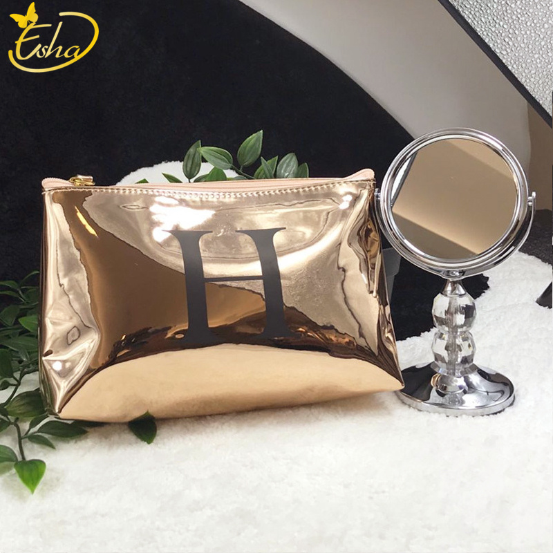 Reise-Kosmetiktasche aus glänzendem PVC mit goldenem Alphabet-Aufdruck
